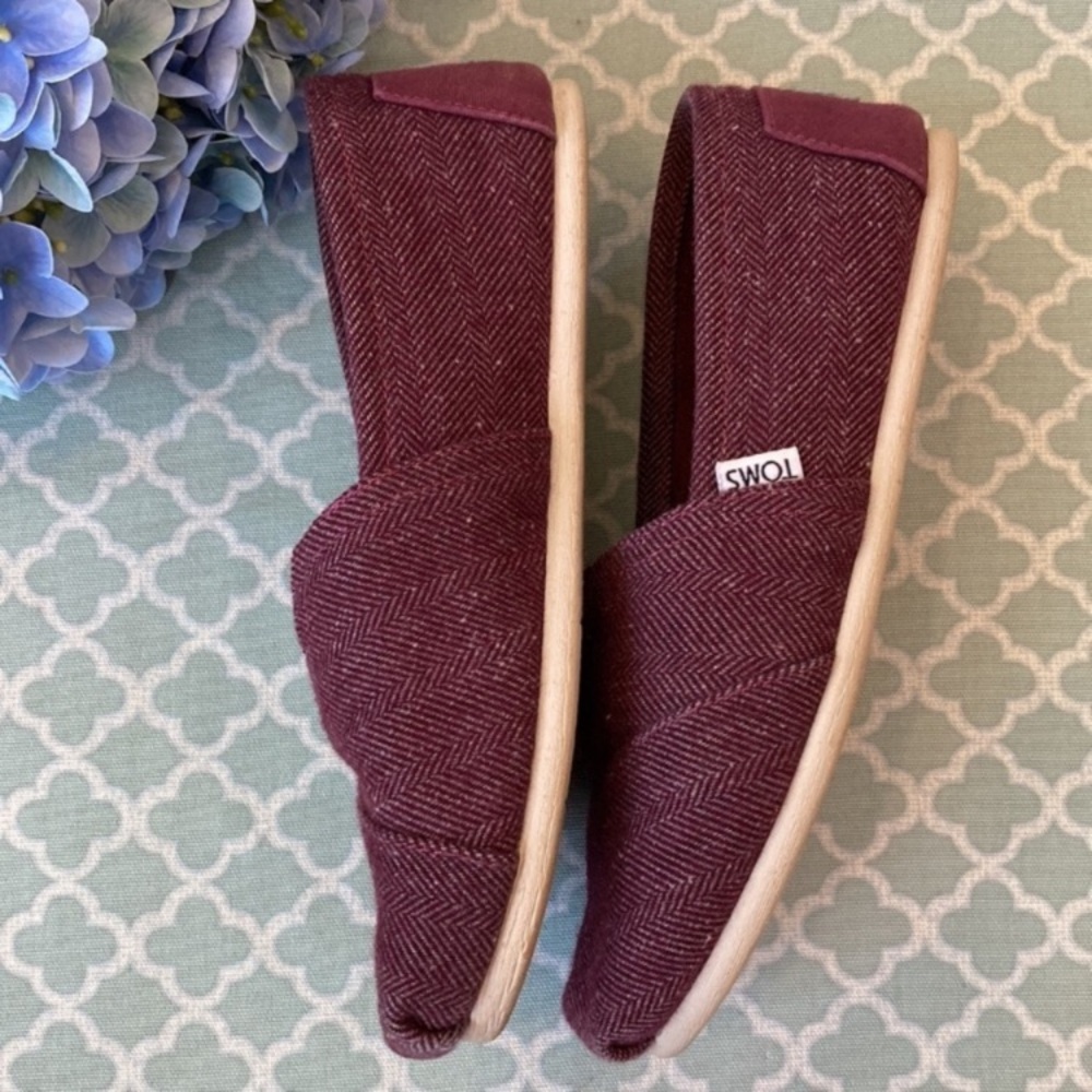 TOMS Burgundy Herringbone Slip On Shoes 8 - Picture 5 of 9
